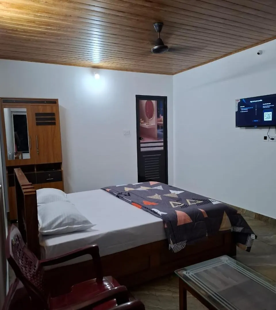 Sandal Mounts Marayoor Maraiyur Hotel
